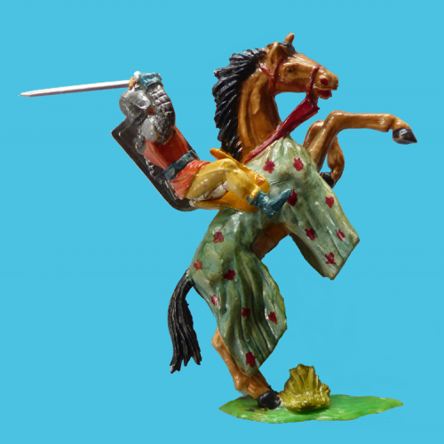 Cavalier avec épée et bouclier sur cheval carapaçonné (7 cm).